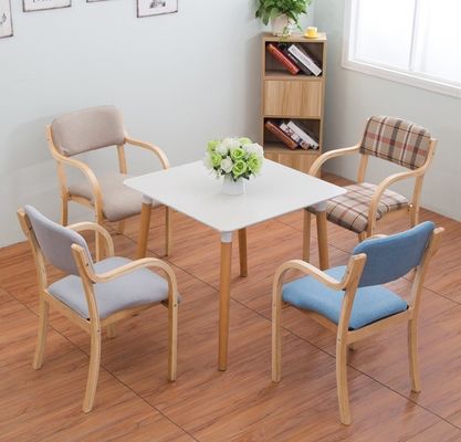 Cadeira de mesa em madeira natural maciça empilhável para eventos Cadeira de madeira acabamento lacado