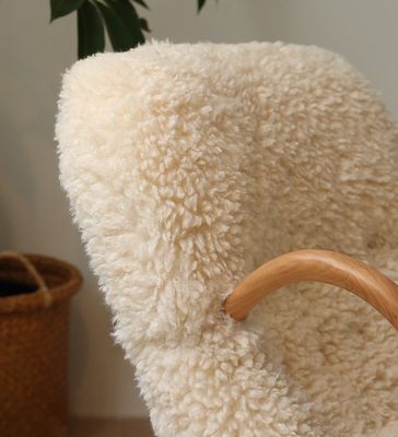 Assento de braço Nordic Lounge Sofá de madeira Cadeira de lazer Madeira maciça Cadeira de sofá de lã de cordeiro artificial com apoio de braço Desenhos personalizados