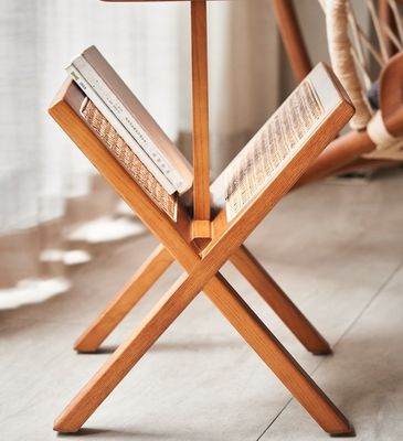 Mesa lateral quadrada de madeira maciça com prateleira de livros de ratão tecido Construção lacada e durável