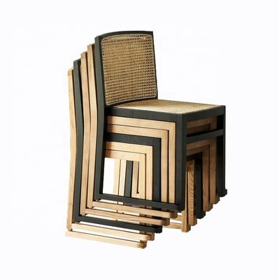 Embalagem de correio Cadeira de jantar de madeira sólida resistente com design moderno e rotinoso empilhável