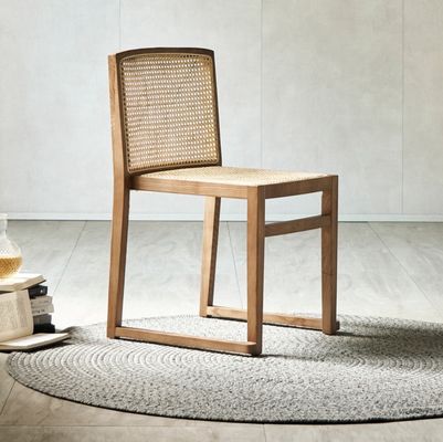 Embalagem de correio Cadeira de jantar de madeira sólida resistente com design moderno e rotinoso empilhável