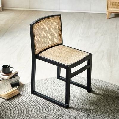 Embalagem de correio Cadeira de jantar de madeira sólida resistente com design moderno e rotinoso empilhável