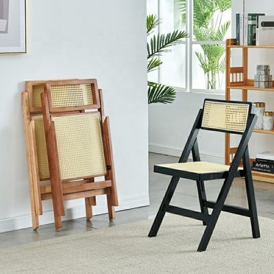 Cadeira de madeira maciça moderna dobrável com rotinagem Cadeira de rotinagem dobrável na natureza