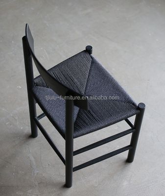 Cadeira de jantar de madeira maciça com traseiro redondo e baixo Cadeira de rotão com conceito de design moderno e tradicional