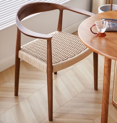 Cadeira de jantar de hotel de luxo vintage com assento de cordão tecido e construção de madeira maciça