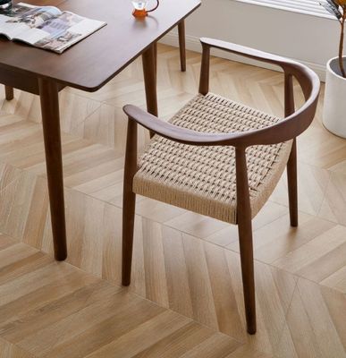 Cadeira de jantar de hotel de luxo vintage com assento de cordão tecido e construção de madeira maciça