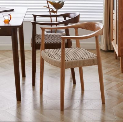 Cadeira de jantar de hotel de luxo vintage com assento de cordão tecido e construção de madeira maciça