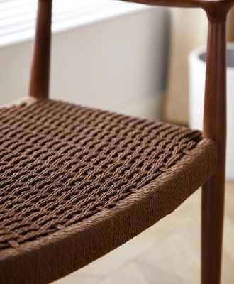 Cadeira de jantar de hotel de luxo vintage com assento de cordão tecido e construção de madeira maciça