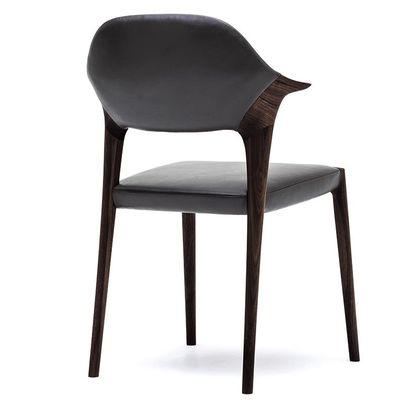 Melhore o seu espaço de refeição com cadeira de refeição italiana moderna de madeira maciça braços em couro preto / marrom ou veludo de pele de veado