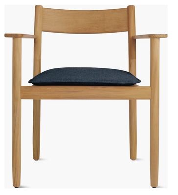 Cadeira estofada de madeira para adega de vinhos e experiência gastronómica elegante