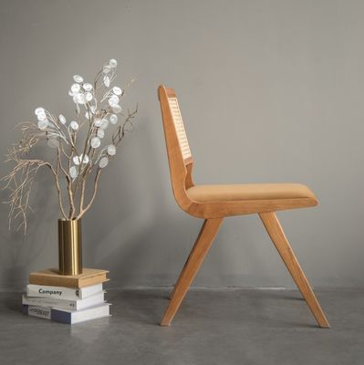 Cadeira de estofamento moderna de estilo nórdico Cadeira de jantar de madeira maciça de rotão natural para restaurante e hotel