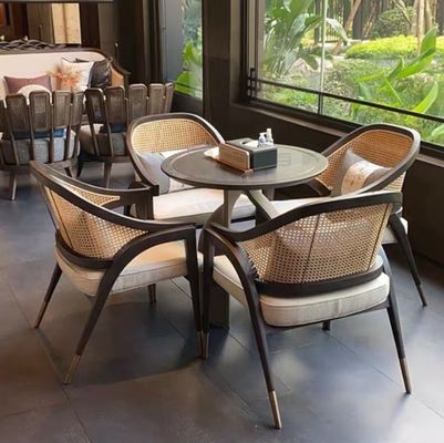 A cadeira de jantar com estrutura de madeira de ashwood a combinação perfeita de resistência e estilo