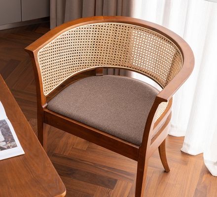 Cadeira de jantar simples com design moderno e cor natural madeira e material de rotão para escritório e restaurante