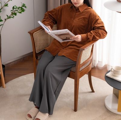 Cadeira de jantar simples com design moderno e cor natural madeira e material de rotão para escritório e restaurante