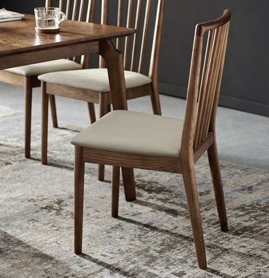 Cadeira de lazer Restaurante Cadeira de jantar de madeira maciça com design e estofamento