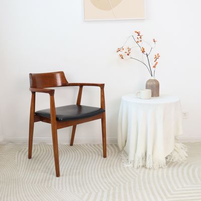 Restaurante Mobiliário de hotel Cadeira de jantar de madeira maciça com assento estofado e estilo moderno nórdico