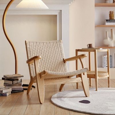 Mobiliário de sala de estar de estilo moderno Cadeira de jantar de madeira maciça com assento de cordão tecido e braço de madeira em natural / noz / preto