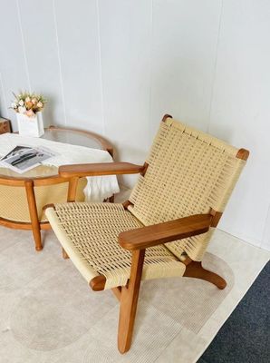 Mobiliário de sala de estar de estilo moderno Cadeira de jantar de madeira maciça com assento de cordão tecido e braço de madeira em natural / noz / preto