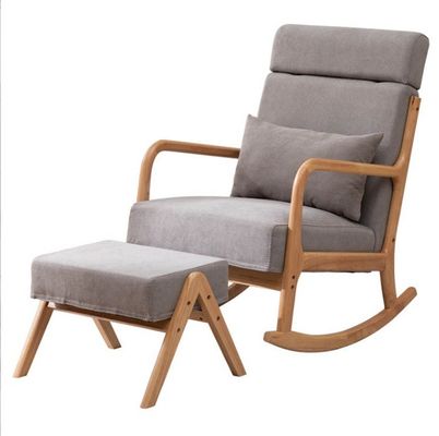 Mobiliário elegante de sala de estar cadeira de balanço de madeira estofada e banquinho para relaxar