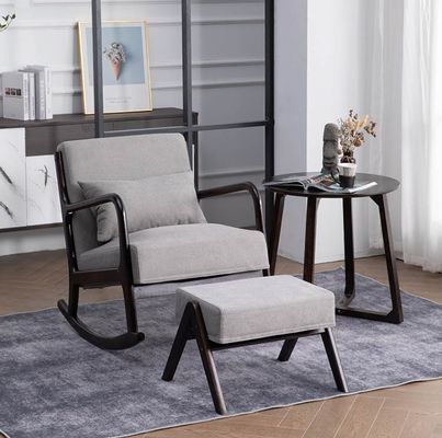 Mobiliário elegante de sala de estar cadeira de balanço de madeira estofada e banquinho para relaxar