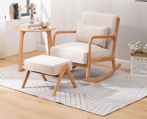 Mobiliário elegante de sala de estar cadeira de balanço de madeira estofada e banquinho para relaxar