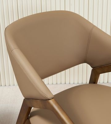 2023 Design Moderno Madeira Sólida PU Leather Sala de Jantar Arm Chair para Cafés Adicionar encanto ao seu restaurante