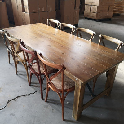 Tabela de jantar de madeira maciça com design moderno e construção robusta
