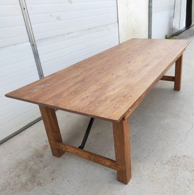 Tabela de jantar de madeira maciça com design moderno e construção robusta