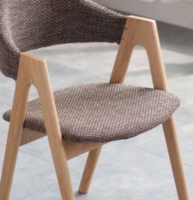 Embalagem de correio Estilo nórdico Artista de tecido Casa lazer Cadeira de jantar de madeira maciça com moldura de madeira de borracha