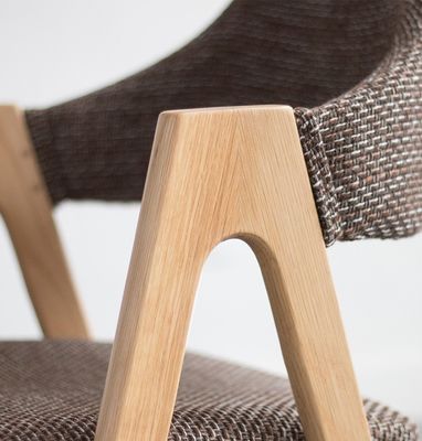 Embalagem de correio Estilo nórdico Artista de tecido Casa lazer Cadeira de jantar de madeira maciça com moldura de madeira de borracha