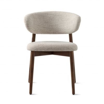 Mobiliário de sala de jantar cor personalizada design tradicional cadeira de madeira de noz com tecido de linho branco e encosto curvo