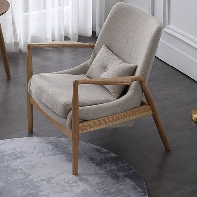 Mobiliário de sala de estar Cadeiras de madeira resistentes Sofá com braços e almofadas estofados