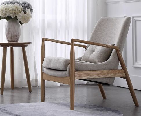 Mobiliário de sala de estar Cadeiras de madeira resistentes Sofá com braços e almofadas estofados