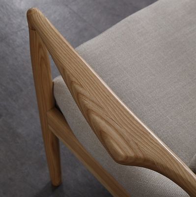 Mobiliário de sala de estar Cadeiras de madeira resistentes Sofá com braços e almofadas estofados