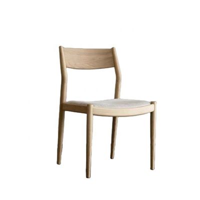 Cadeira de jantar de madeira maciça com almofada confortável na natureza cores populares para restaurante contemporâneo