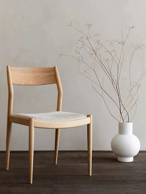 Cadeira de jantar de madeira maciça com almofada confortável na natureza cores populares para restaurante contemporâneo
