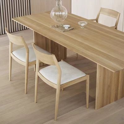 Cadeira de jantar de madeira maciça com almofada confortável na natureza cores populares para restaurante contemporâneo