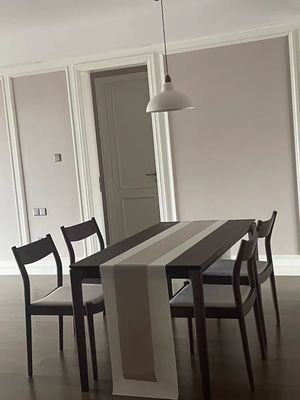 Cadeira de jantar de madeira maciça com almofada confortável na natureza cores populares para restaurante contemporâneo