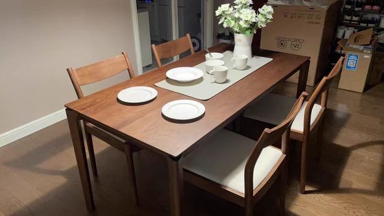 Cadeira de jantar de madeira maciça com almofada confortável na natureza cores populares para restaurante contemporâneo