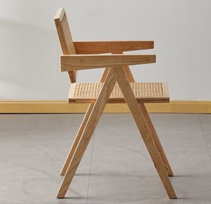 Cadeira de jantar moderna de rotão com estrutura de madeira maciça em natural/nozes