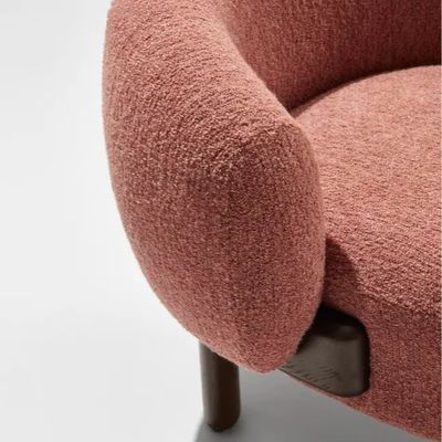 Cadeira de sofá de madeira com almofada