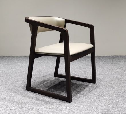 Cadeira de sala de jantar de couro PU de madeira maciça em design nórdico e cor preta / noz / personalizada para refeições modernas
