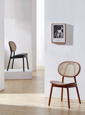 Experimente a mistura perfeita de clássico e moderno com cadeira de jantar de madeira coberta de tecido em estilo italiano