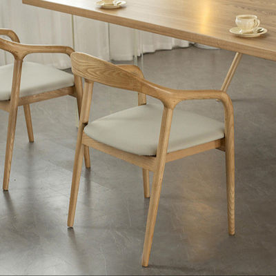 Adicione um toque de elegância à sua sala de jantar com o design moderno estilo nórdico cadeira de jantar de madeira de carvalho branco