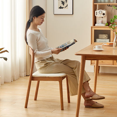 Cadeira de jantar de madeira sólida nórdica dobrável para uma experiência de restaurante moderna