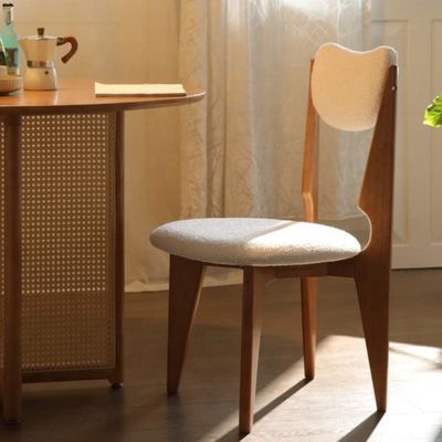 Cadeira de jantar de madeira com cor personalizada e pernas pretas em veludo branco