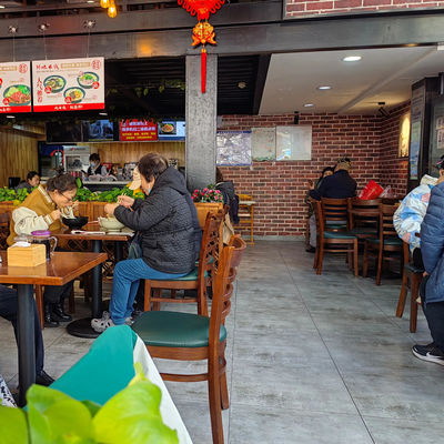 Embalagem de correio N Escadaria de madeira do restaurante cadeira traseira para jantar cadeira de madeira maciça personalizada