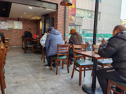 Embalagem de correio N Escadaria de madeira do restaurante cadeira traseira para jantar cadeira de madeira maciça personalizada