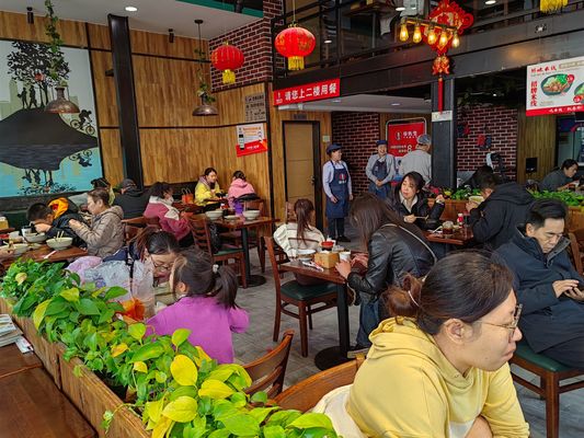 Embalagem de correio N Escadaria de madeira do restaurante cadeira traseira para jantar cadeira de madeira maciça personalizada