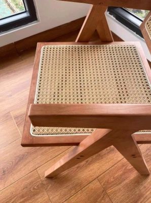 Cadeira de jantar de madeira sólida natural com encosto moderno de rotão em acabamento preto